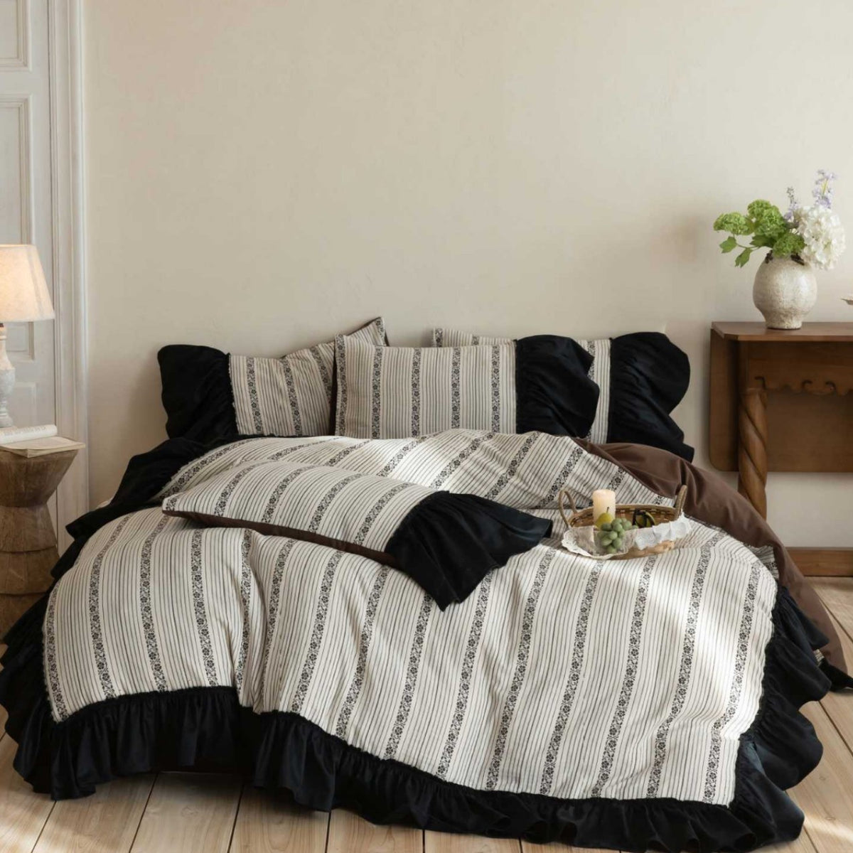 Rüschiges Bettbezug-Set mit gestreifter Jacquard-Borte und Wendekissen