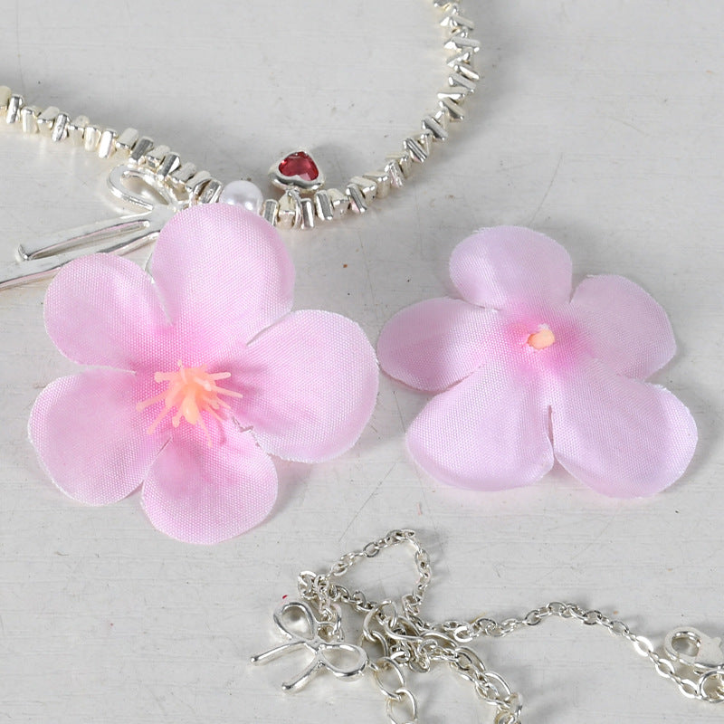 Blumenverziertes Haaraccessoire
