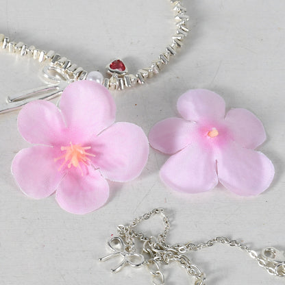 Blumenverziertes Haaraccessoire