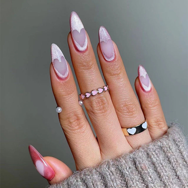 Kunstvolle Nagelverlängerungen mit Herzdesign Brehn