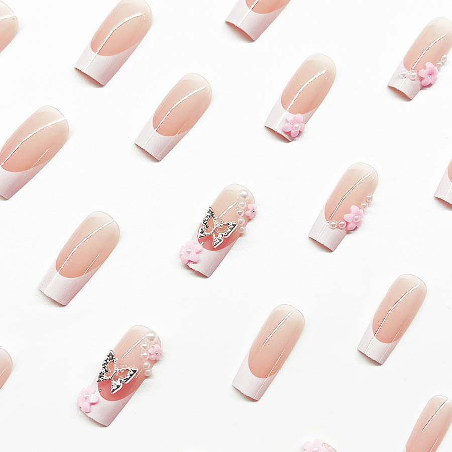 Kunstnagelset mit verspielten 3D-Blüten und Glitzerakzenten Brehn