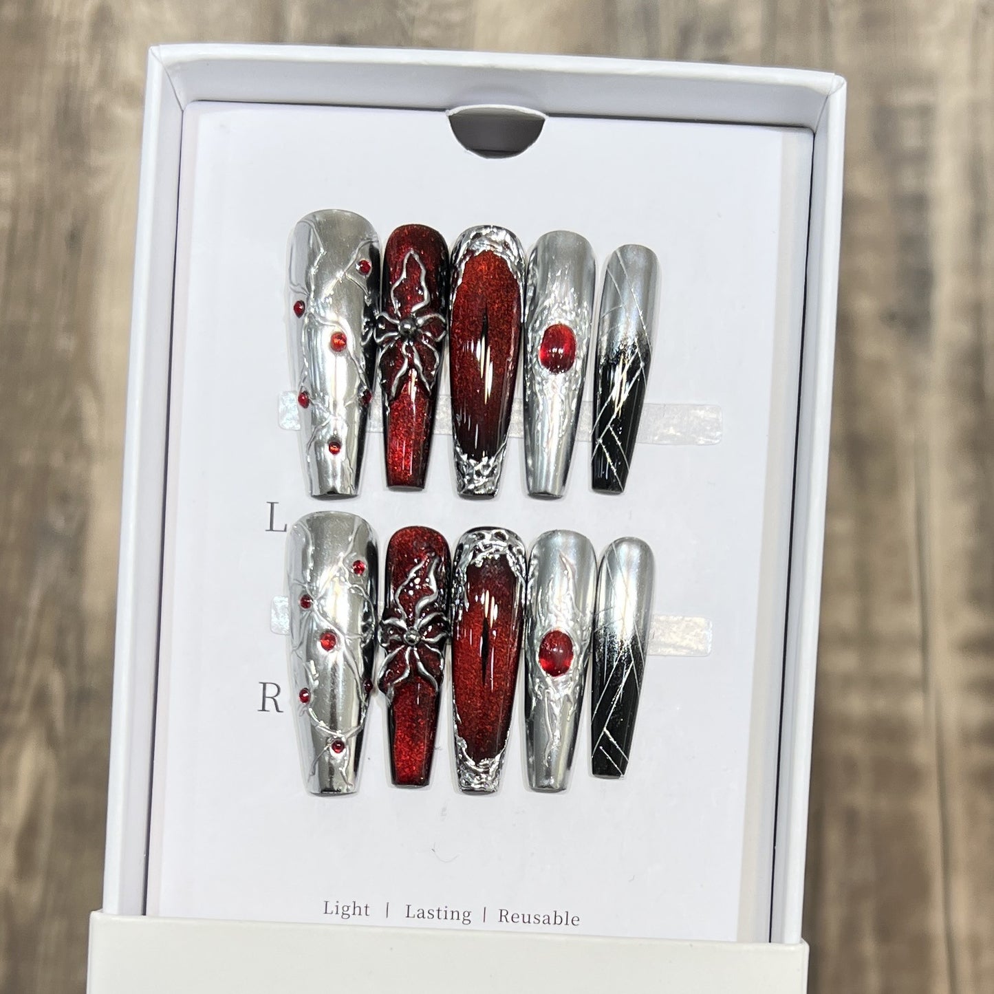 Dekoratives Press-On-Nagelkunst-Set mit schicker metallischer Akzentuierung Brehn