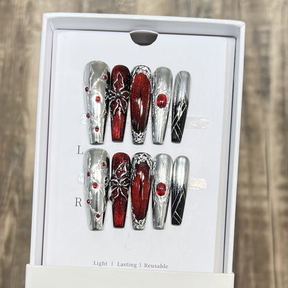 Dekoratives Press-On-Nagelkunst-Set mit schicker metallischer Akzentuierung Brehn