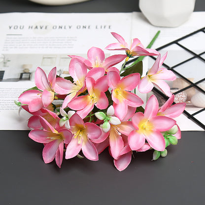 Dekorativer realistischer Blumenstrauß für die Wohnkultur