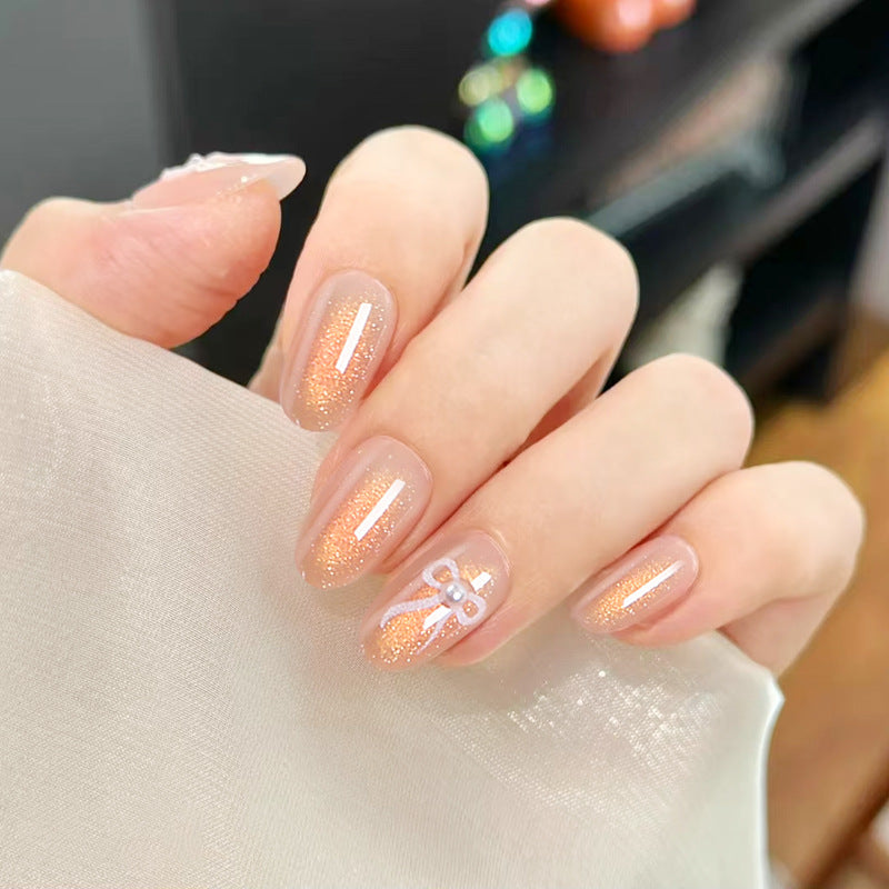 Glamouröse Kunstnagelspitzen mit Glitzerakzenten Brehn