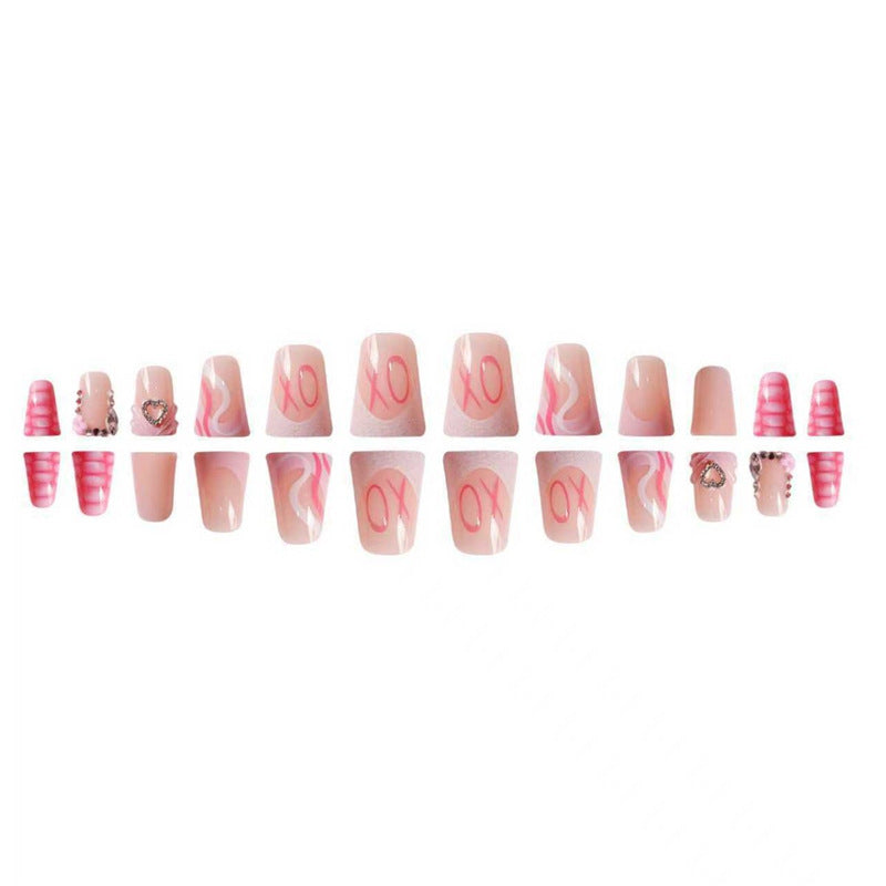 Dekoratives Press-On-Nageldesign mit Herz- und Edelsteinakzenten Brehn