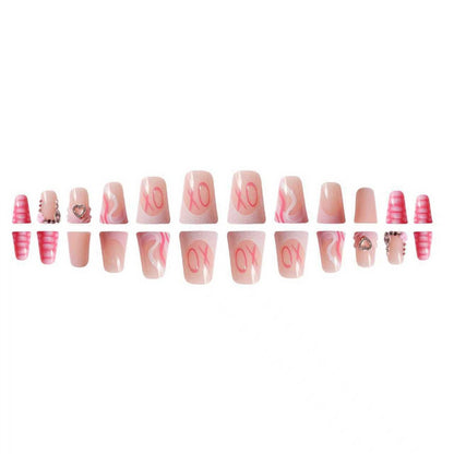 Dekoratives Press-On-Nageldesign mit Herz- und Edelsteinakzenten Brehn