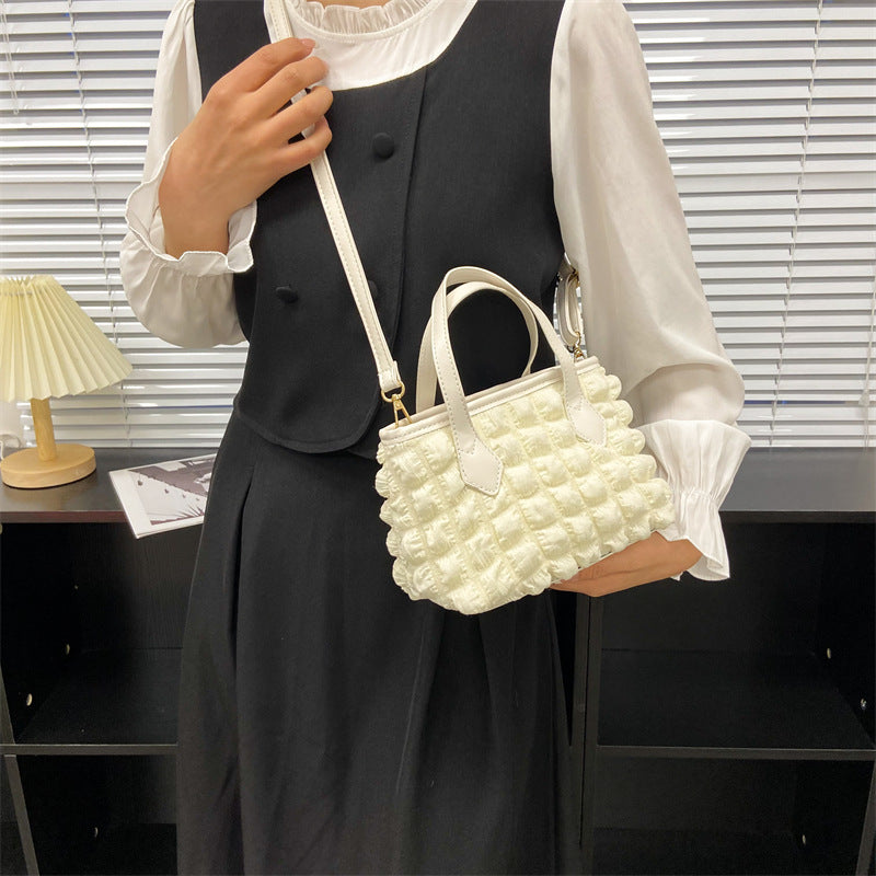 Strukturierte Mini-Satteltasche