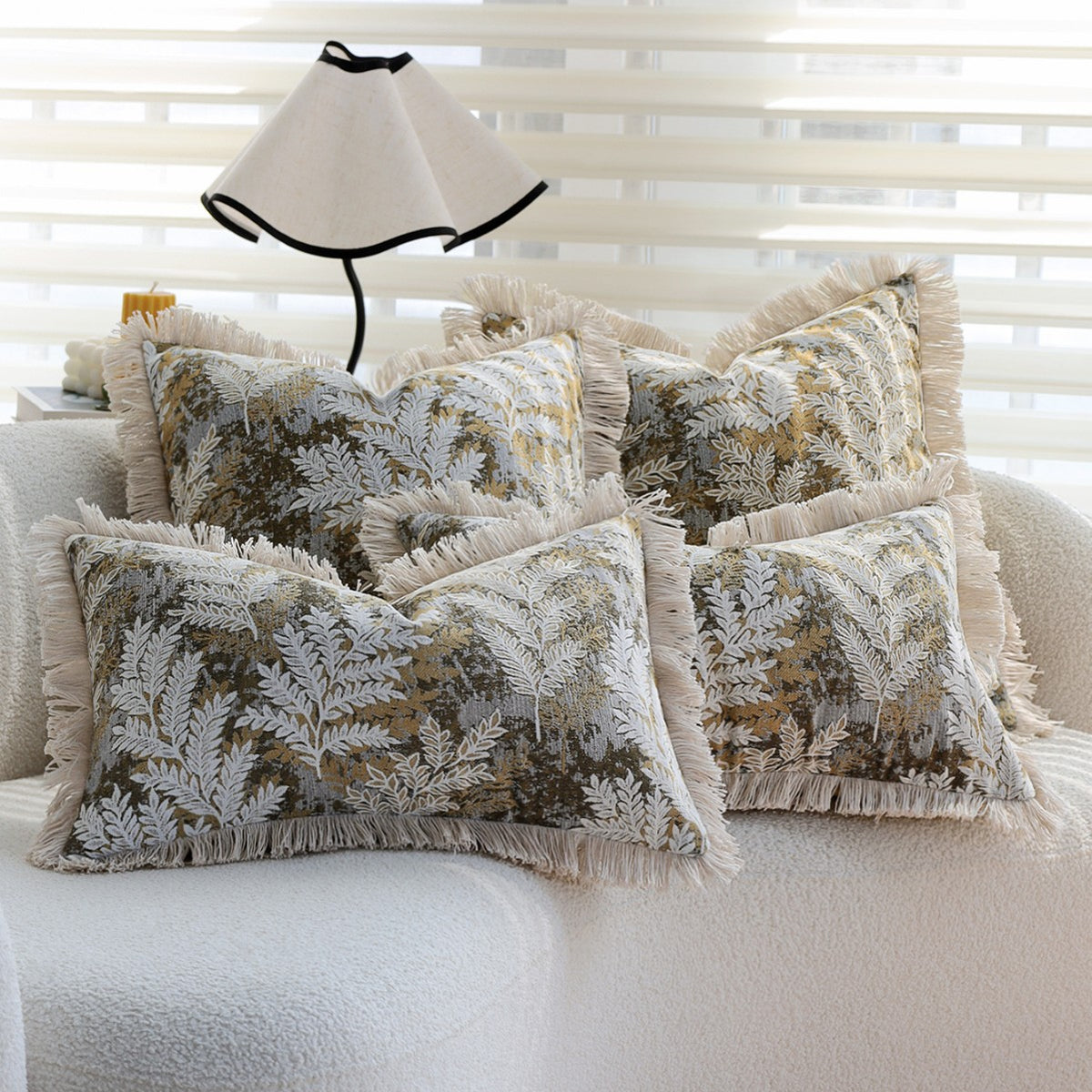 Dekorativer Samt-Kissenbezug mit besticktem Farn-Jacquard und Fransenrand Brehn