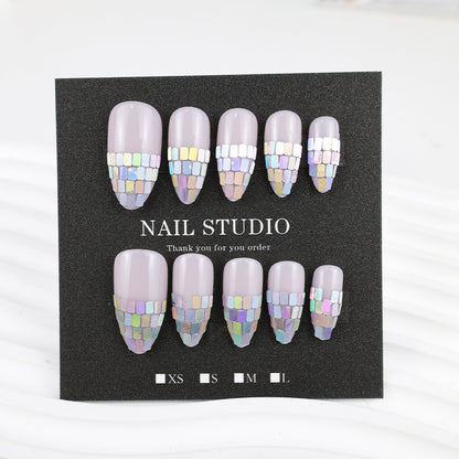 Kunstnagelset mit schimmernden geometrischen Akzenten Brehn