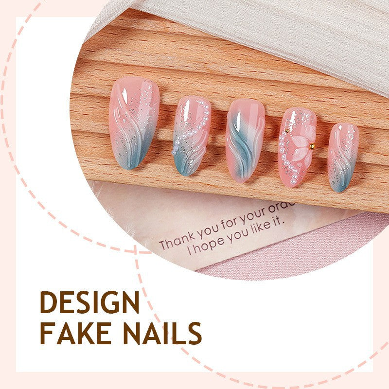 Kunstnagelset mit floralem Design und zarten Akzenten Brehn