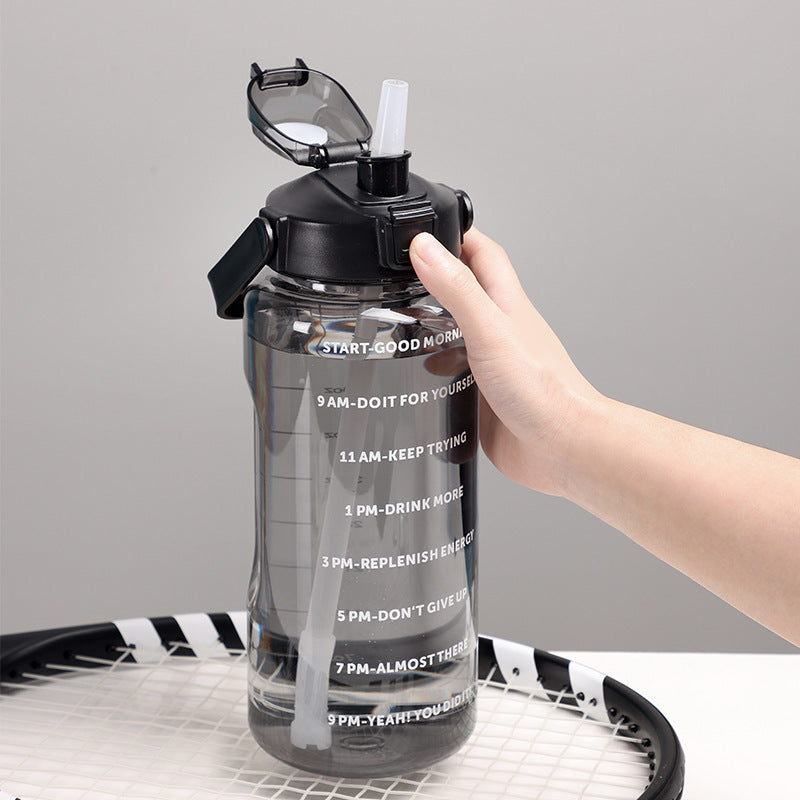 Damen Motivations-Trinkflasche mit integrierten Zeitmarkierungen und ergonomischem Design Brehn