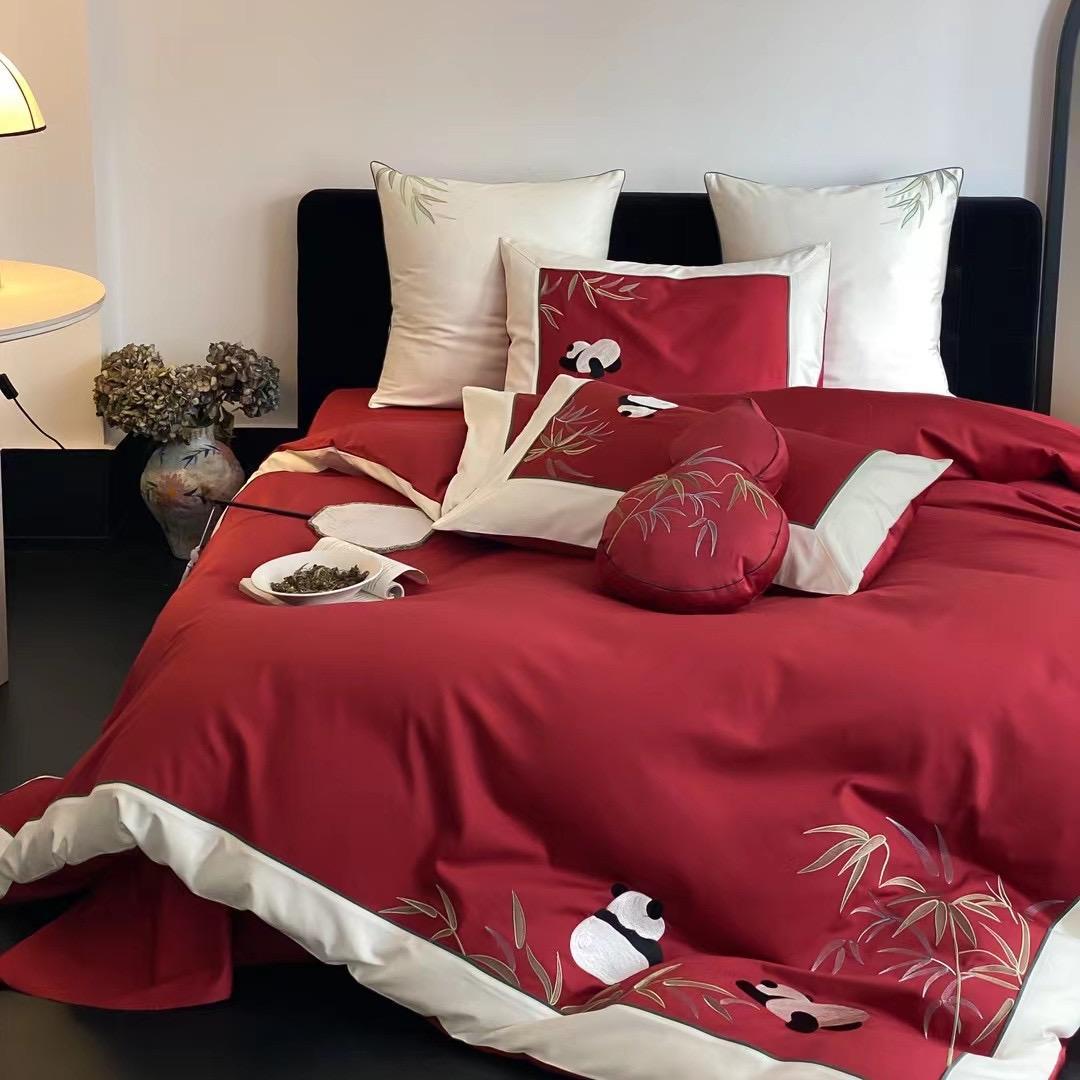 Duvetbezug-Garnitur aus Baumwollsatin mit applizierter Tierstickerei und kontrastierter Saumkante
