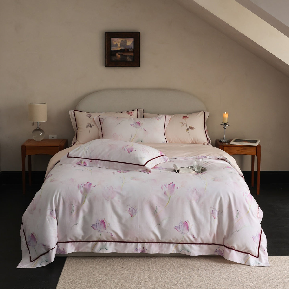 Seidiger Baumwollsatin-Bettbezug-Set mit aquarellierten Tulpen und Kontrastpaspel