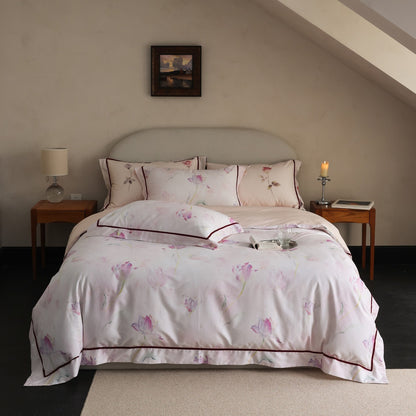 Seidiger Baumwollsatin-Bettbezug-Set mit aquarellierten Tulpen und Kontrastpaspel
