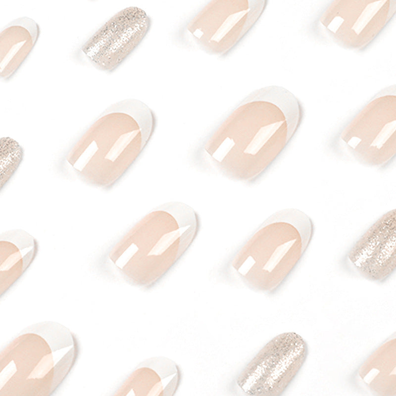 Kunstvolle Nagelverlängerungen mit elegantem French-Tip Brehn