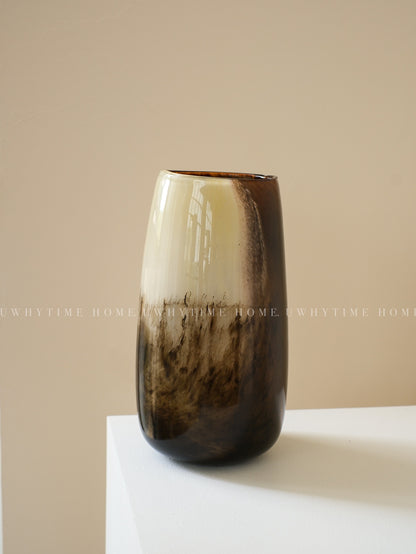 Zeitgenössische hohe handgeblasene Gradient-Glas-Display-Vase Brehn
