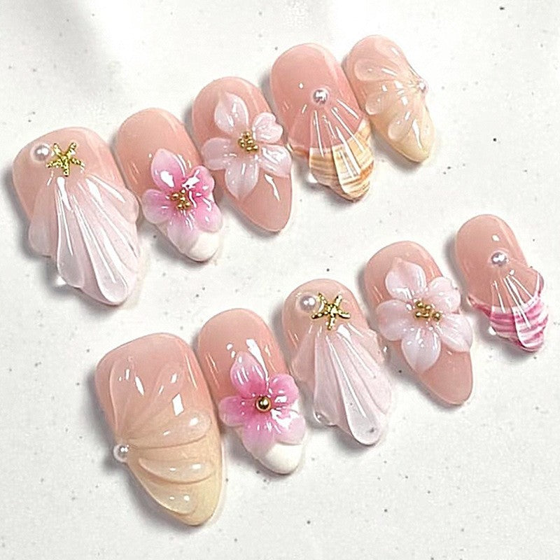 kreatives Kunstnagelset mit maritimen Motiven und funkelnden Akzenten Brehn
