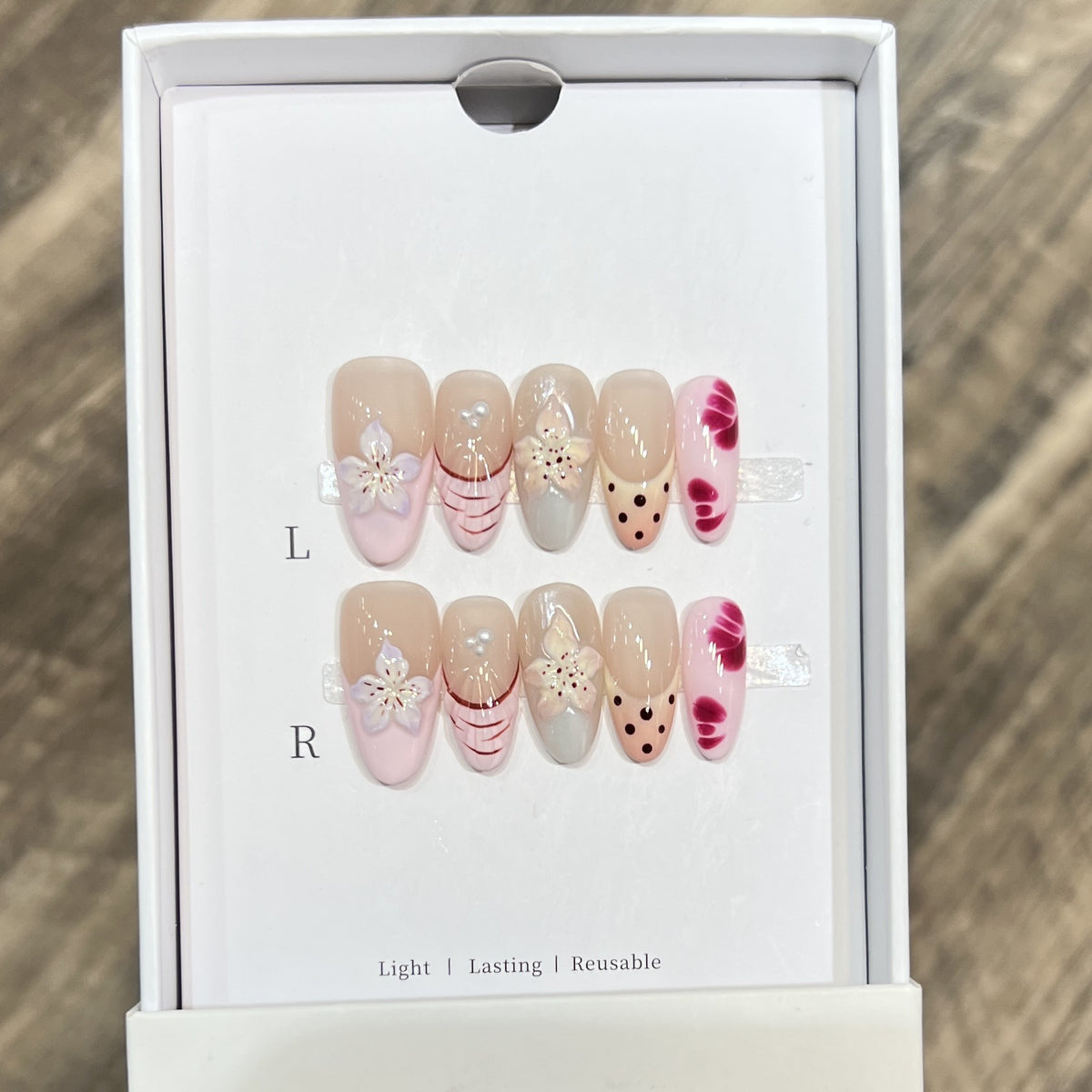 Blumen- und Punkte-Press-On-Nagelset Brehn