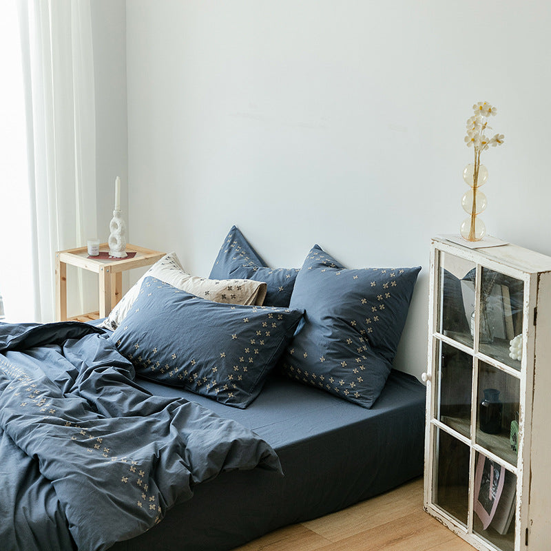 Bettgarnitur aus Baumwoll‑Renforcé mit gesticktem Blumen‑Allover und Wendefunktion