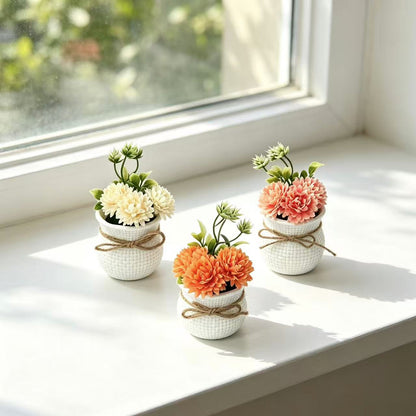 Dekorative Mini-Blumenarrangement im Topf