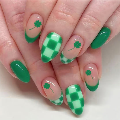 Thematisches Press-On Nagelkunstset mit Kleeblatt- und Karomuster