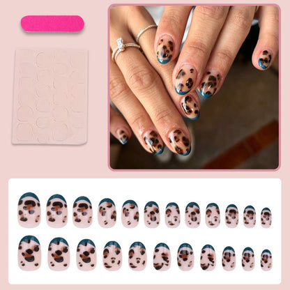 Kunstnagelset mit elegantem Leopardenmuster und buntem French-Tipp Brehn