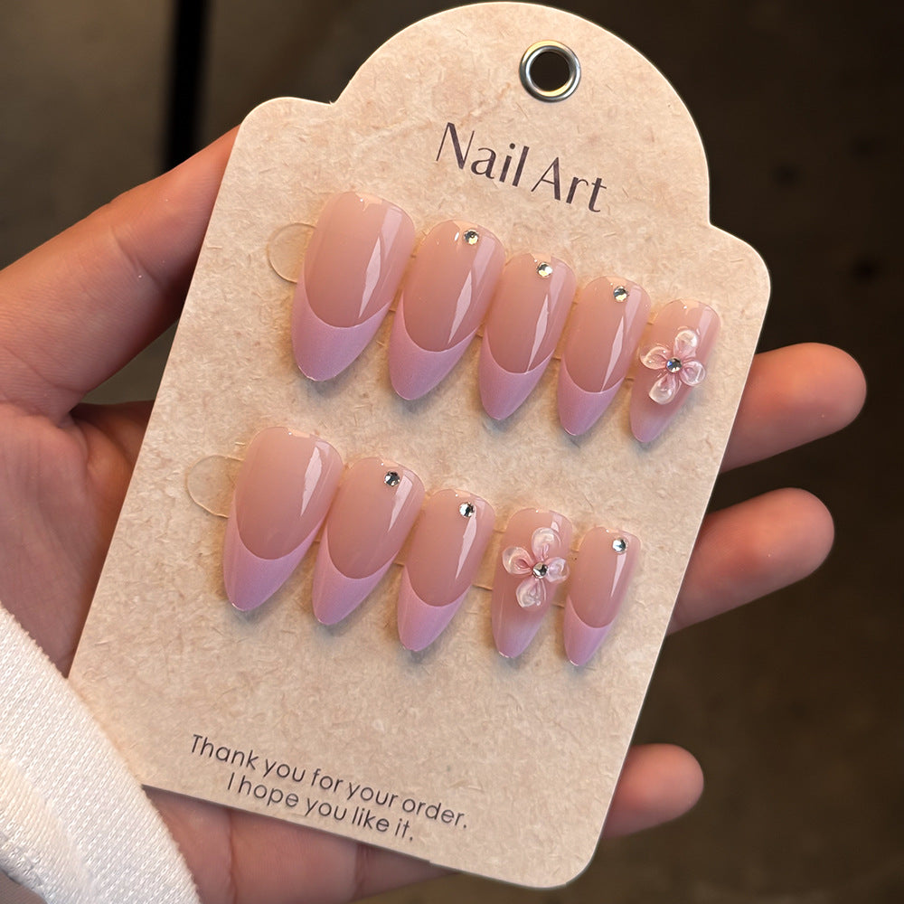 Elegante Press-On-Nagel-Set mit floralem Akzent Brehn