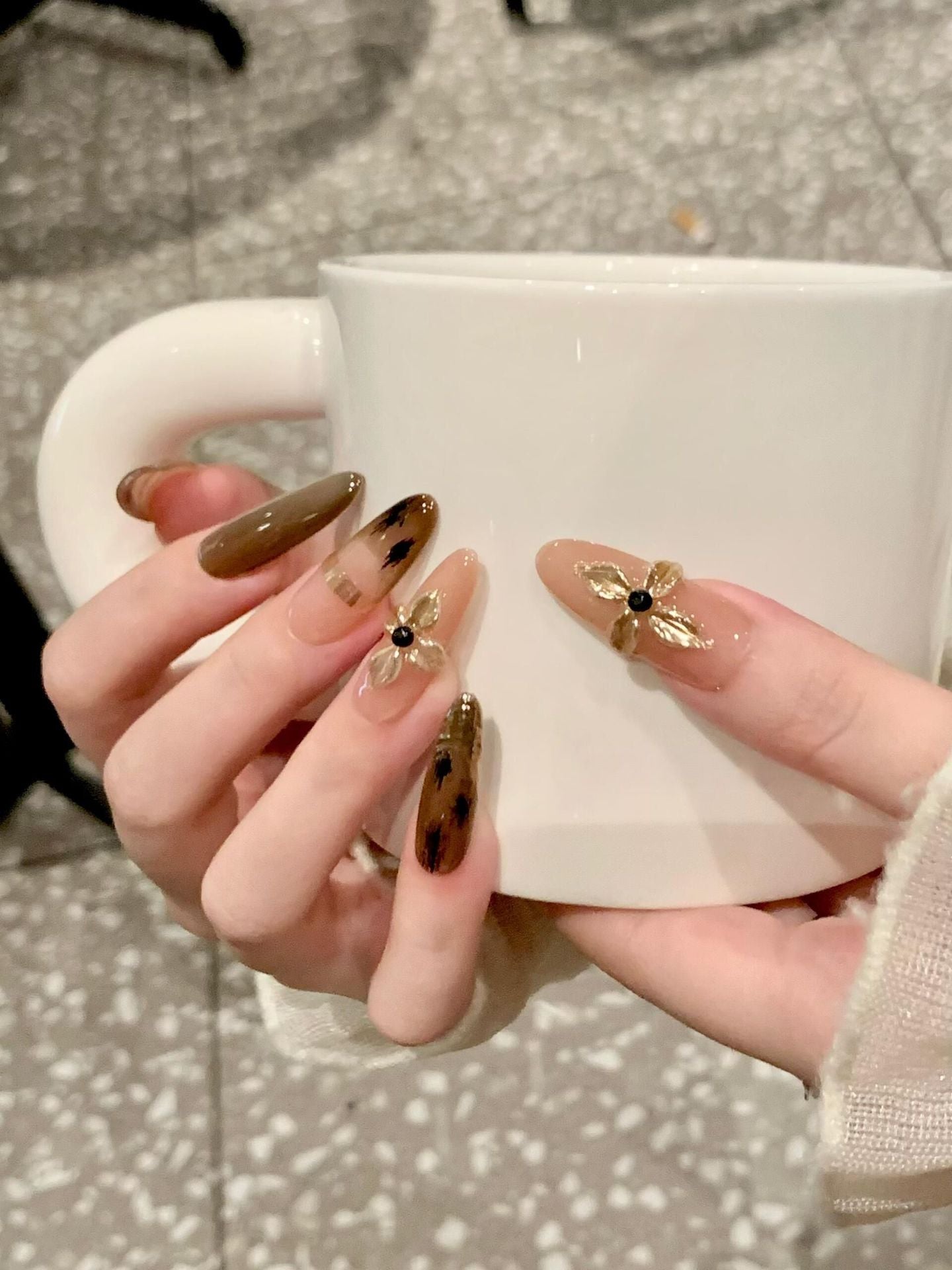 Kunstnägel mit Eleganten Goldverzierungen Brehn