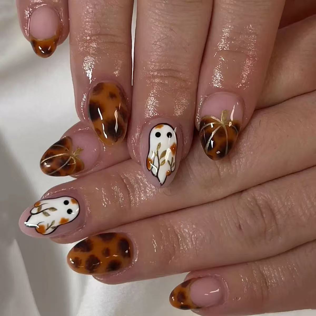 Kunstnagelset mit eleganten Eulenmotiven und animalischen Akzenten Brehn