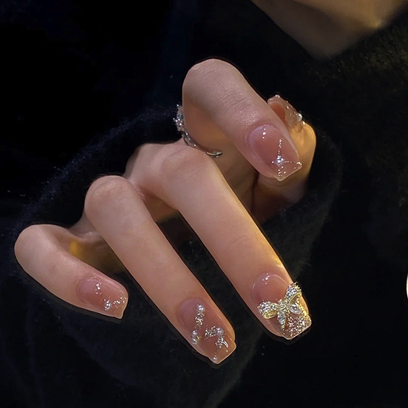 Kreatives Kunstnagelset mit Glitzer- und eleganten Muster Akzenten Brehn