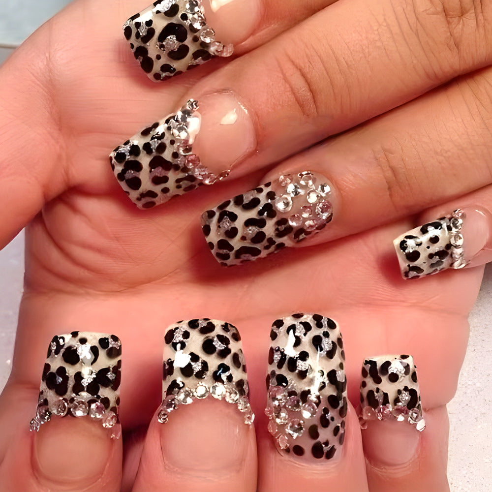 Dekorative Nagelkunst mit Strass Brehn