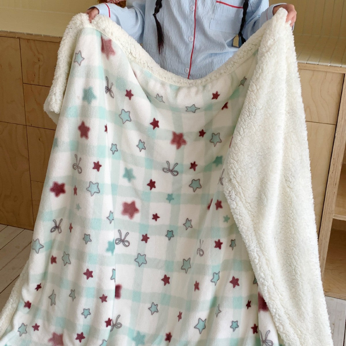 Wendbare Kuscheldecke mit Sherpa-Fleece, niedlichen Hunde-Illustrationen und kariertem Muster