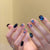 Künstliche Nail Art mit Glitzer und Blumenmotiven Brehn
