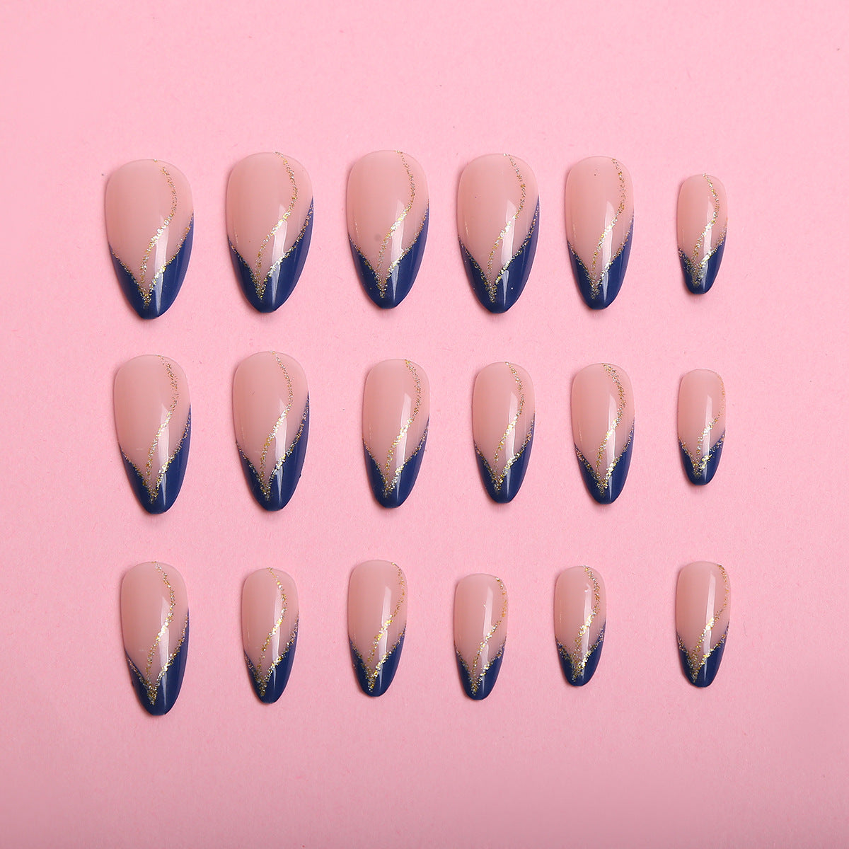 Künstlerisches Nageldesign mit eleganten goldenen Akzenten Brehn