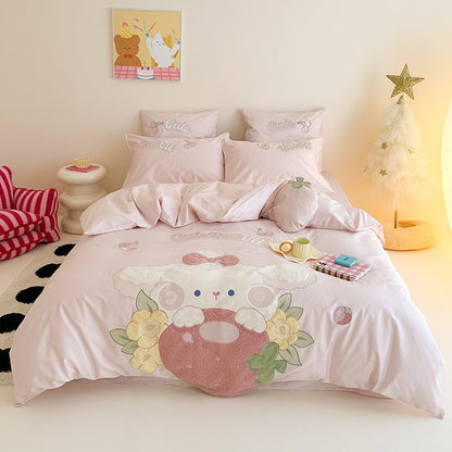 Kawaii Applikation Baumwollsatin Bettbezug Set mit besticktem Charakter & dekorativem Erdbeer-Kissen