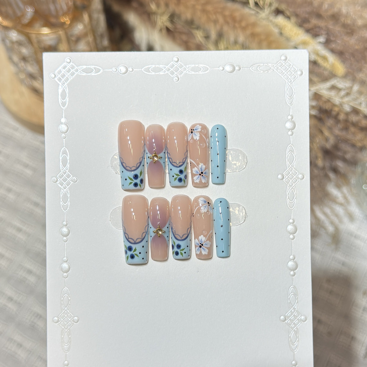 Künstlerisches Press-On-Nagelset mit floralem und geometrischem Design Brehn
