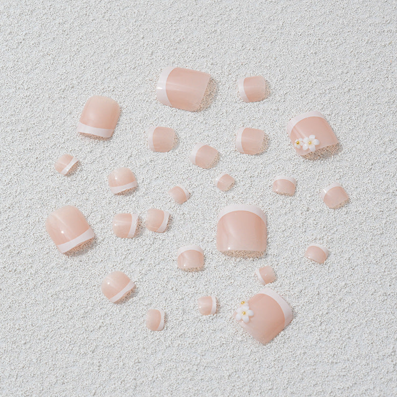Kunstnagelset mit eleganten Blüten- und French-Spitzen Brehn