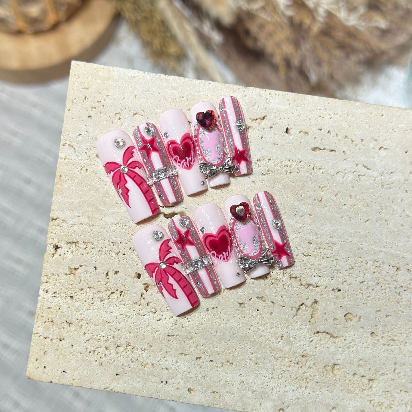 Künstlerisches Press-On Nail Set mit verspielten Herz- und Palmendesigns Brehn