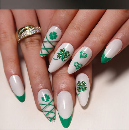 Kunstvolle Nagelverlängerungen mit elegantem Blattmuster Brehn