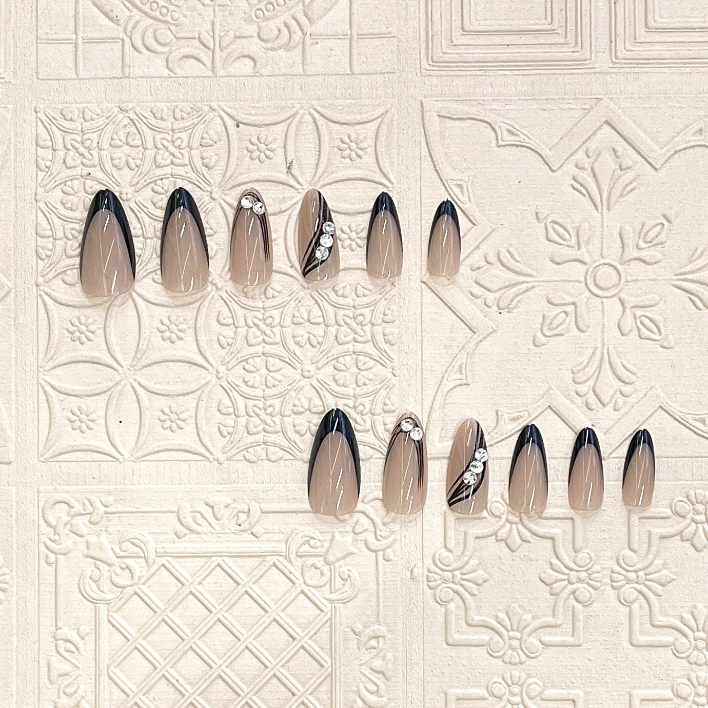 Elegantes Press-On-Nail-Design mit Strassakzenten Brehn