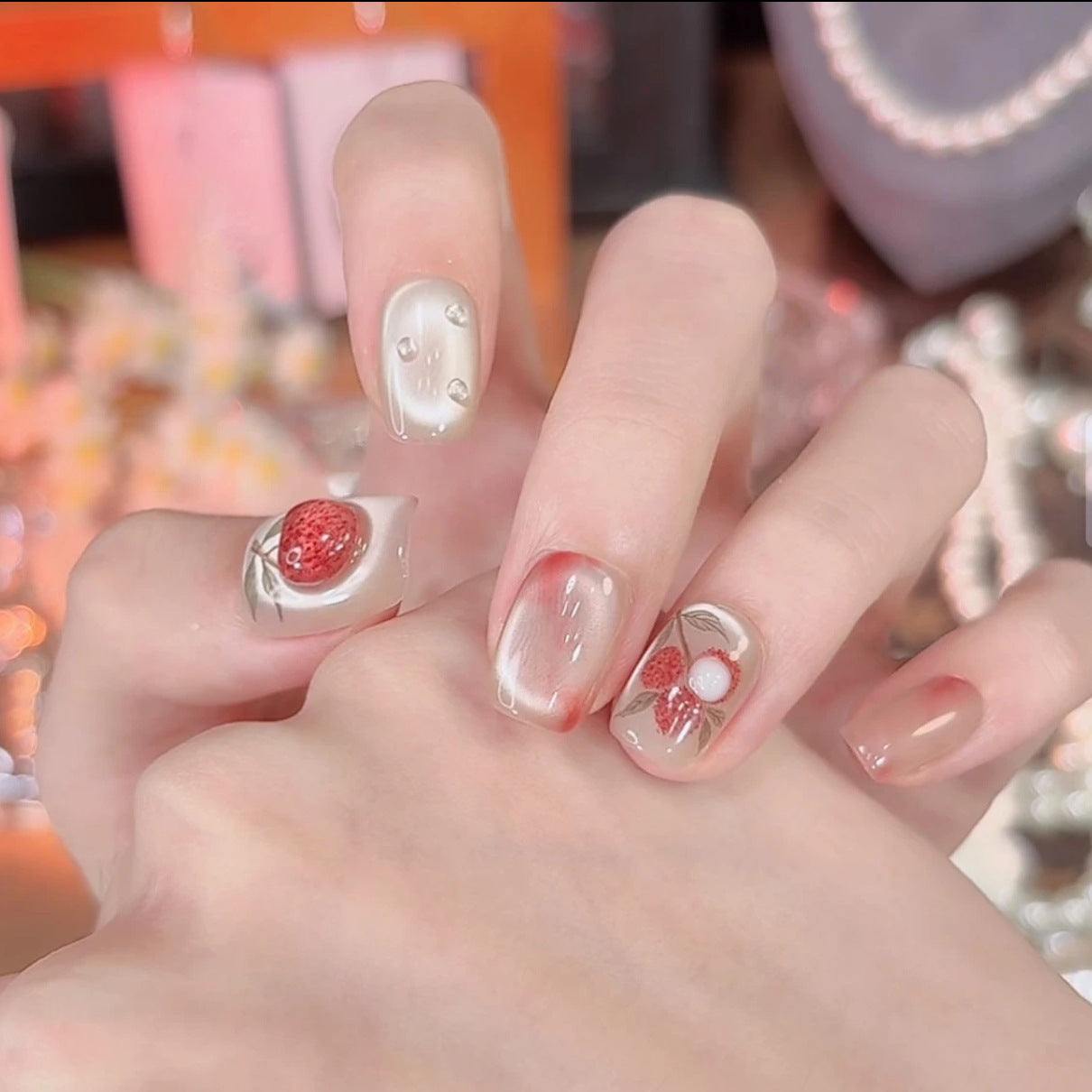 Künstlerisches Floral-Nageldesign Brehn