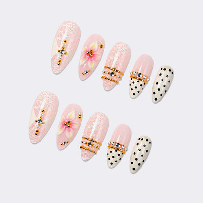 Kunstnagelset mit floralen und glitzernden Akzenten Brehn