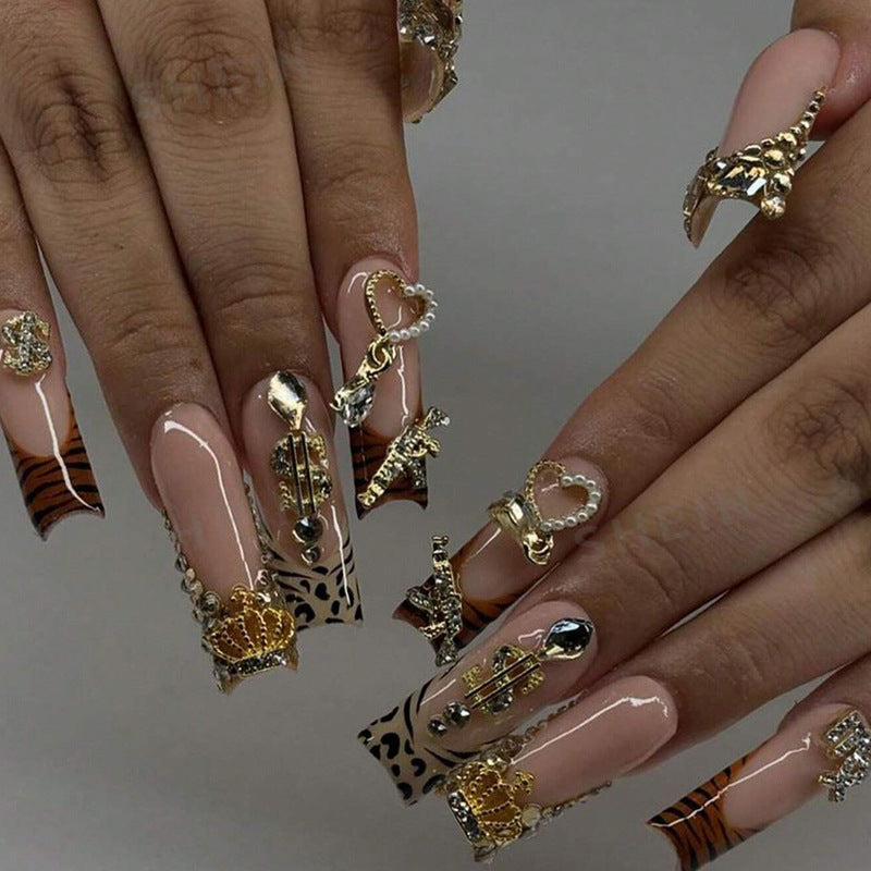 Kunstnagelset mit eleganten goldenen und tierischen Verzierungen Brehn