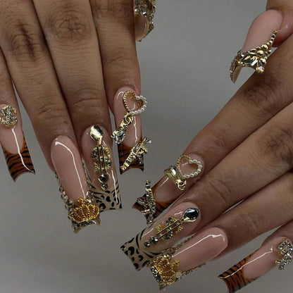 Kunstnagelset mit eleganten goldenen und tierischen Verzierungen Brehn