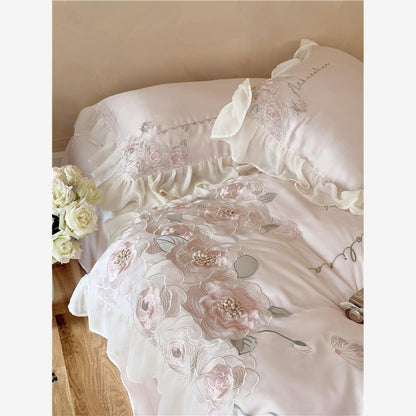 Luxuriöse Satin-Bettwäschegarnitur mit reliefbestickten Rosenapplikationen und Volant