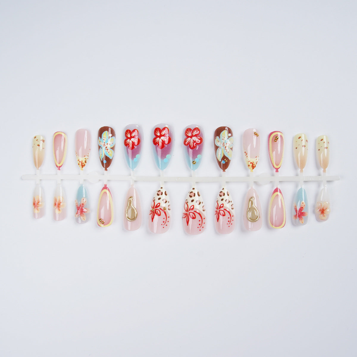 Kunstnagelset mit floralen Akzenten Brehn