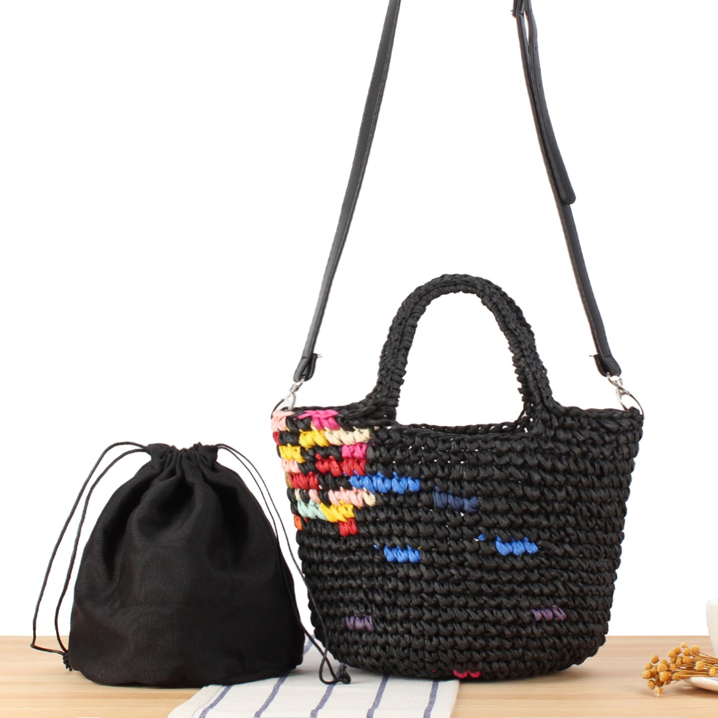 Handtasche Aus Handgearbeitetem Naturmaterial mit Buntem Akzent Brehn