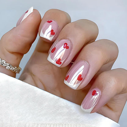 Kunstnagelset mit romantischen Herzen und eleganten French-Spitzen Brehn