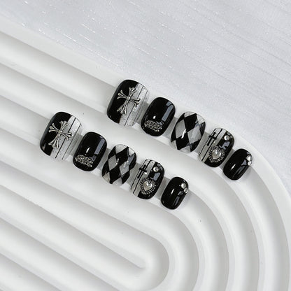 Künstlerisches Press-On-Nail-Set mit Gothic-Motiven